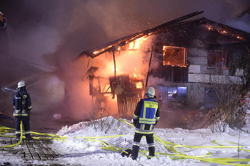Brand in Obing: In einer Schreinerei war Feuer ausgebrochen. 200 Feuerwehrler kämpften gegen die Flammen. Das Gebäude brannte nieder.