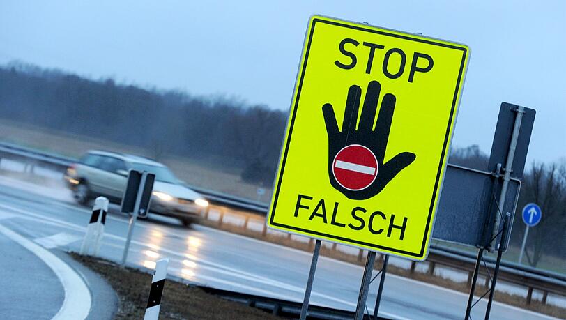 Glück für einen 78-jährigen Geisterfahrer. Auf 20 Kilometern, die er über zwei Autobahnen zurücklegte, kam es zu keinem Unfall. Glück für einen 78-jährigen Geisterfahrer. Auf 20 Kilometern, die er über zwei Autobahnen zurücklegte, kam es zu keinem Unfall.
