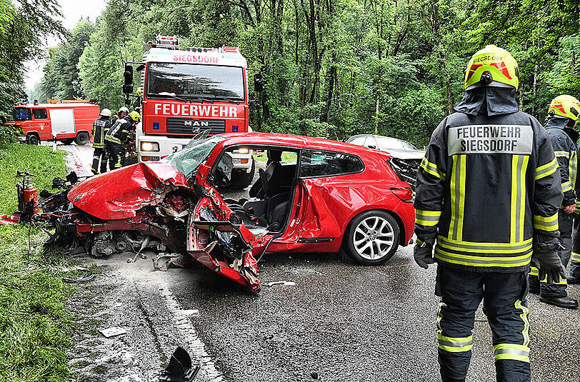 Trümmerfeld auf der Straße: Bilder vom Verkehrsunfall auf der B306 bei Siegsdorf.