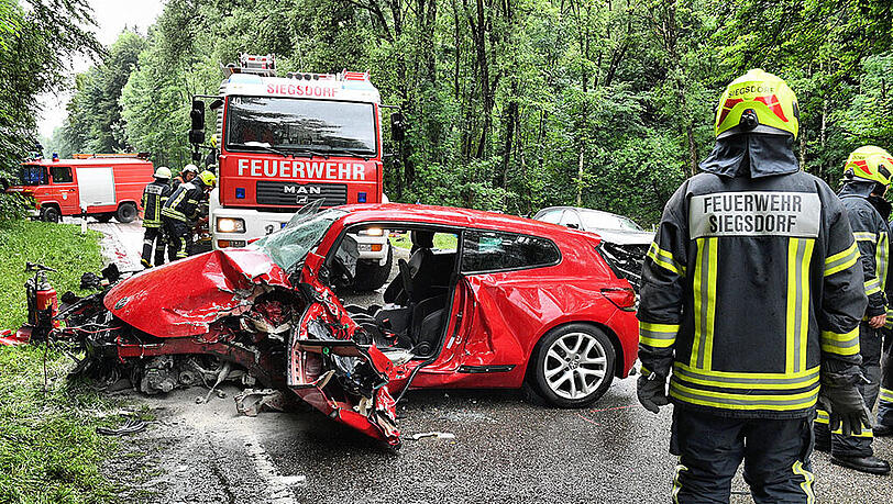 Trümmerfeld auf der Straße: Bilder vom Verkehrsunfall auf der B306 bei Siegsdorf.
