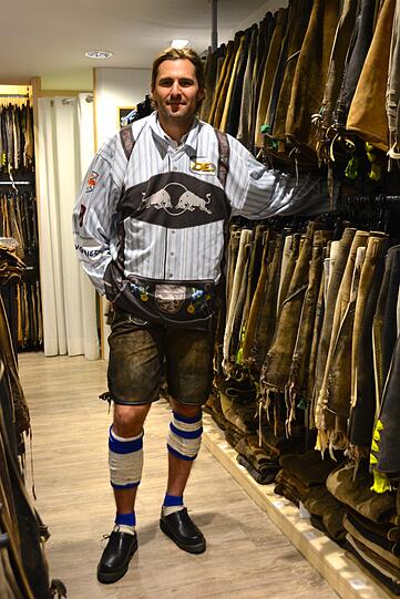 Jon Matsumoto zeigt: Das EHC-Wiesn-Trikot passt perfekt zur Angermaier-Tracht