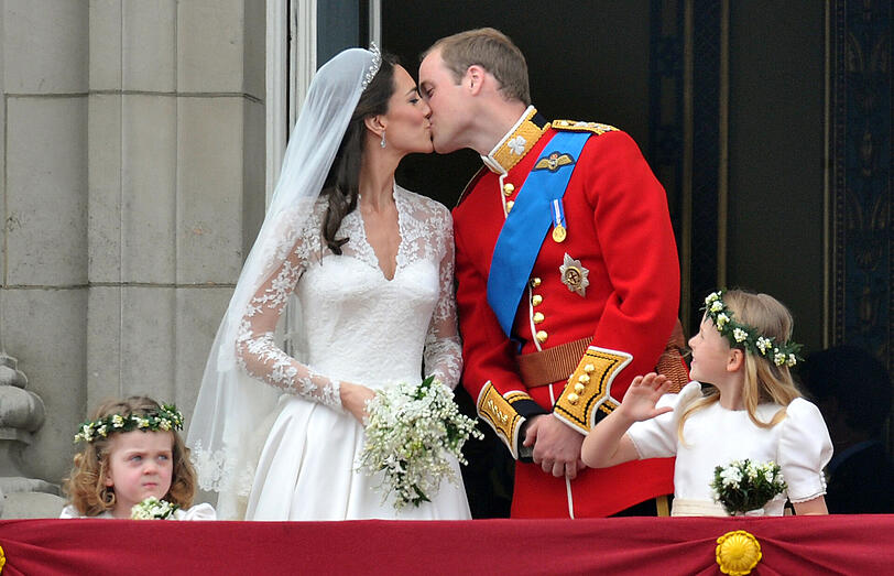 Märchenhochzeit: Prinz William und seine Ehefrau Herzogin Catherine küssen sich auf dem Balkon des Buckingham-Palastes in London.