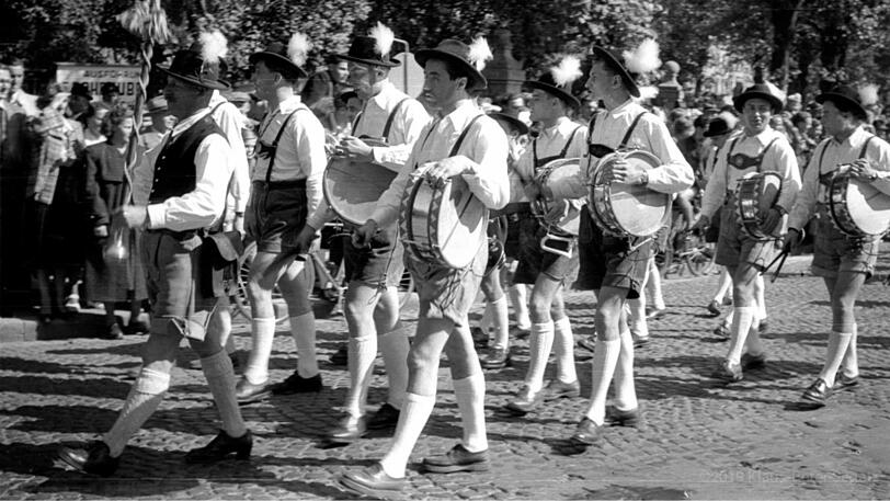 Ganz schön zackig marschiert diese Blaskapelle schnurstracks Richtung Wiesn &ndash; vor vielen Zuschauern am Straßenrand.