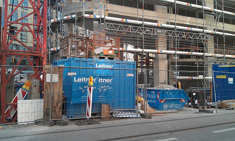 Bunte Blumen auf hässlichem Beton: Die Not hat Besitzer eines Restaurants in der Augustenstraße erfinderisch gemacht.