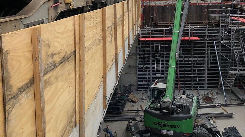 Oben fahren Züge, unten ist Baustelle.
