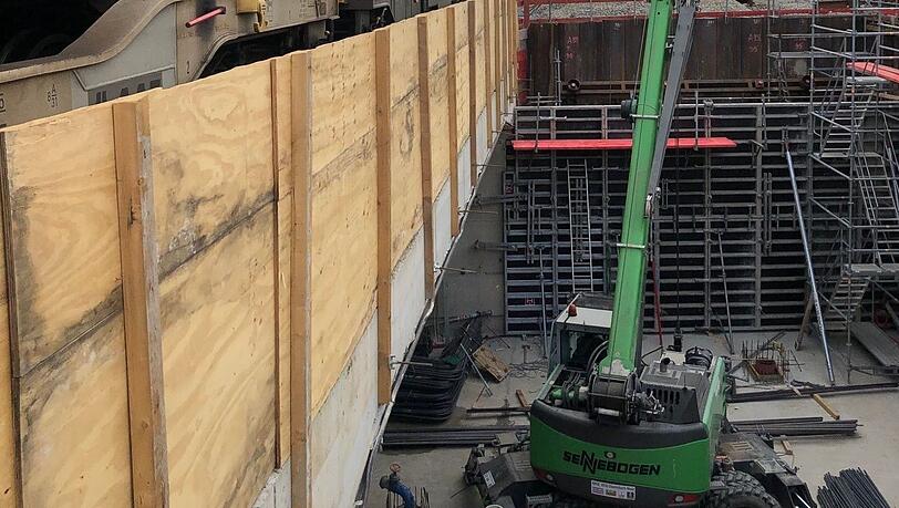 Oben fahren Züge, unten ist Baustelle. Oben fahren Züge, unten ist Baustelle.