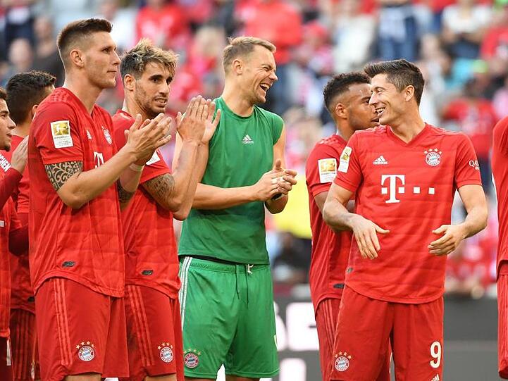 Bayerns spieler jubeln nach dem Spiel. Niklas Süle steht links. Foto: Angelika Warmuth/Archivbild