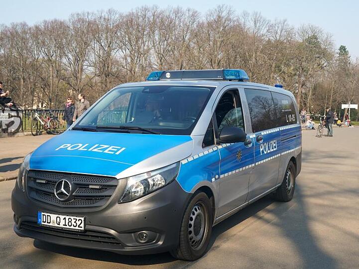 Die Polizei kontrolliert die Einhaltung der Vorsichtsmaßnahmen gegen die Coronavirus-Pandemie in einem Leipziger Park.