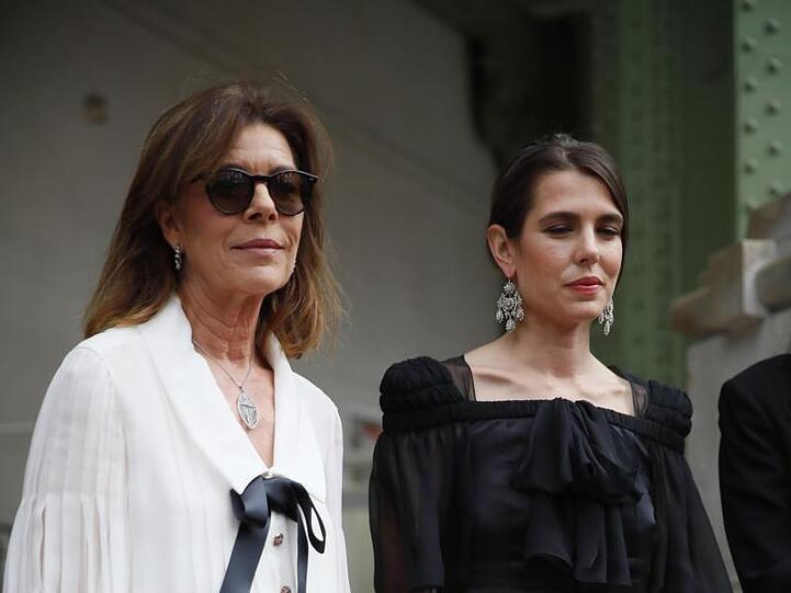 Prinzessin Caroline ist mit ihrer Tochter Charlotte Casiraghi in den Grand Palais gekommen.