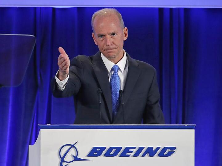 Boeing-Vorstandschef Dennis Muilenburg spricht auf der Hauptversammlung in Chicago.