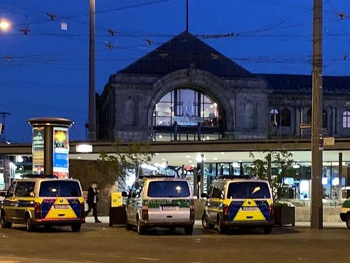 Zahlreiche Streifenwagen und Zivilfahrzeuge der Polizei stehen auf dem Platz vor dem Hauptbahnhof in Nürnberg.