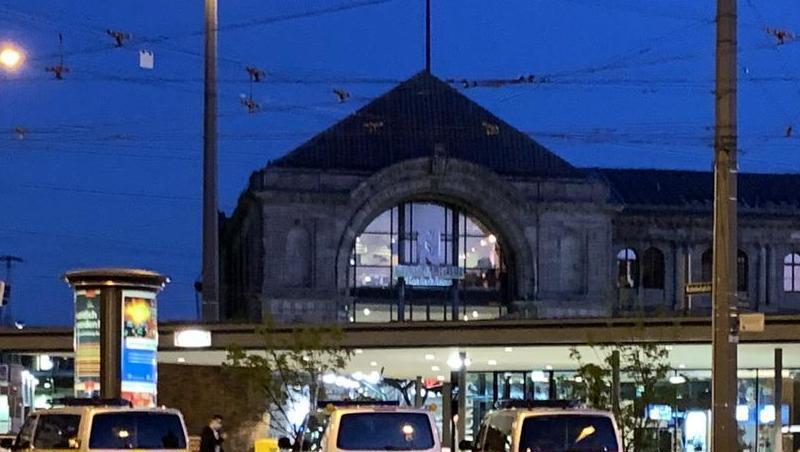 Zahlreiche Streifenwagen und Zivilfahrzeuge der Polizei stehen auf dem Platz vor dem Hauptbahnhof in Nürnberg. Zahlreiche Streifenwagen und Zivilfahrzeuge der Polizei stehen auf dem Platz vor dem Hauptbahnhof in Nürnberg.