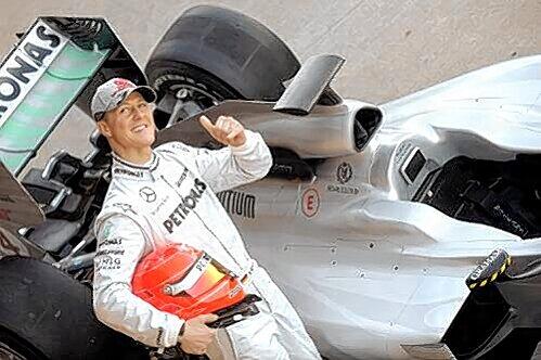 Freut sich über sein neues Auto: Michael Schumacher vor dem Mercedes-Silberpfeil.