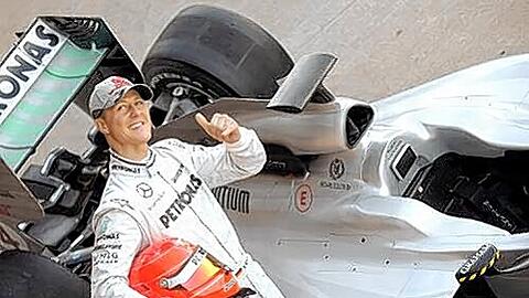 Freut sich über sein neues Auto: Michael Schumacher vor dem Mercedes-Silberpfeil.