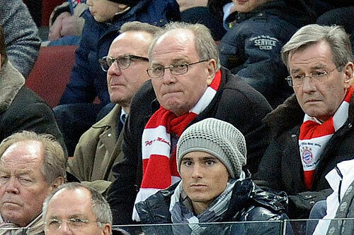 Die Bayern-Bosse auf der Tribüne in Köln: Karl-Heinz Rummenigge,  Uli Hoeneß und Karl Hopfner.