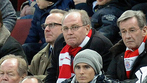 Die Bayern-Bosse auf der Tribüne in Köln: Karl-Heinz Rummenigge, Uli Hoeneß und Karl Hopfner. Die Bayern-Bosse auf der Tribüne in Köln: Karl-Heinz Rummenigge, Uli Hoeneß und Karl Hopfner.