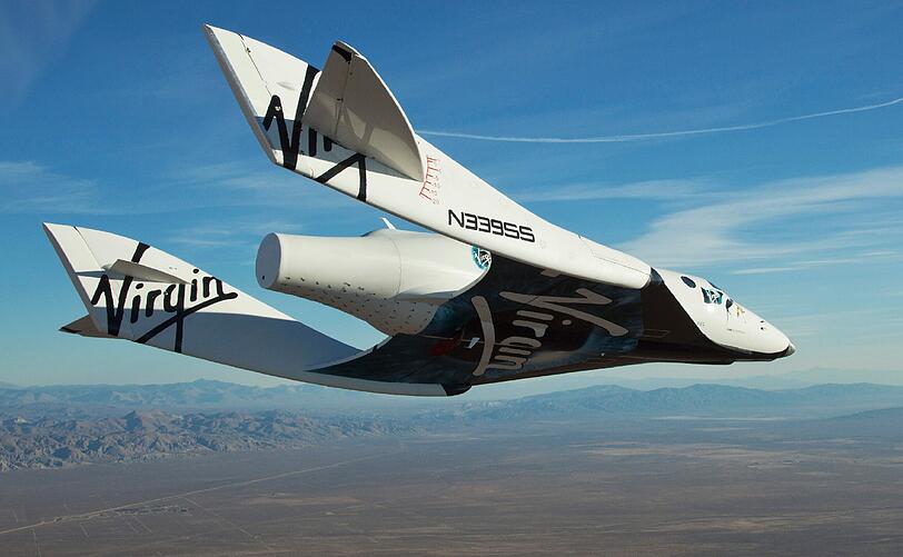 Das Spaceship 2, wie es in den Weltraum fliegt. Es kann bis zu neun Personen transportieren, die beiden Piloten miteingeschlossen.