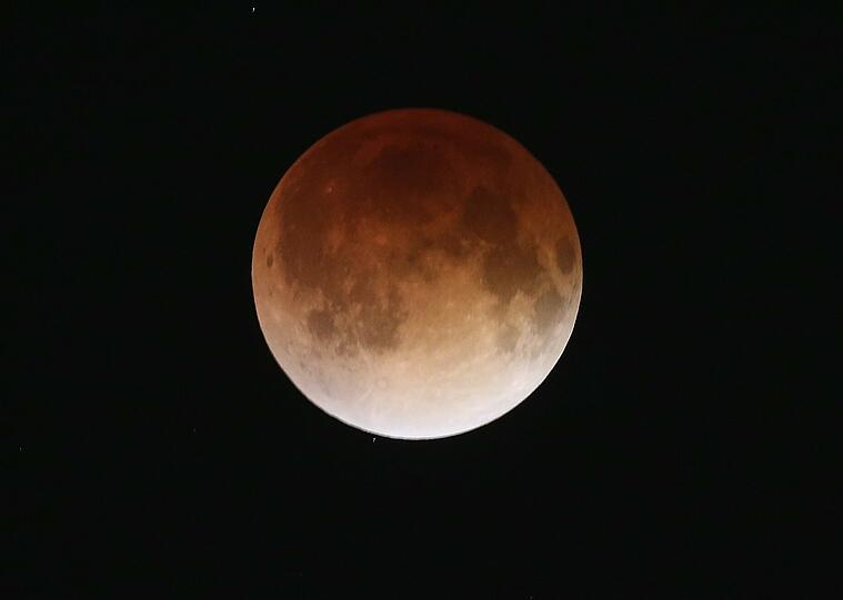 Kurz nach der Geisterstunde über dem Nachthimmel von Miami: Der Mond verabschiedet sich langsam in eine Mondfinsternis.
