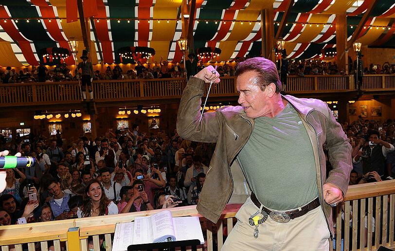 Lässt seine Muckis &ndash; und seine gute Laune spielen: Arnold Schwarzenegger mit Dirigierstab im Schützen.