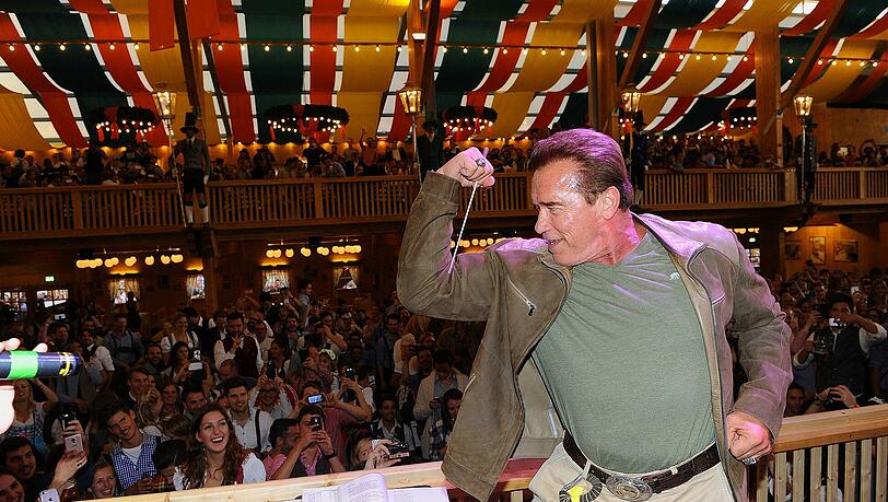 Lässt seine Muckis &ndash; und seine gute Laune spielen: Arnold Schwarzenegger mit Dirigierstab im Schützen.