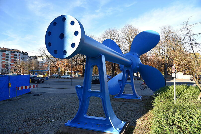Die blau lackierte Schiffsschraube vor dem Deutschen Museum.