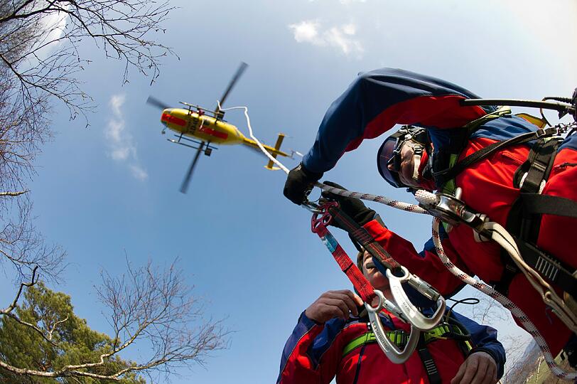 Die Bergwacht konnte den Mann mittels Helikopter retten. (Symbolbild)
