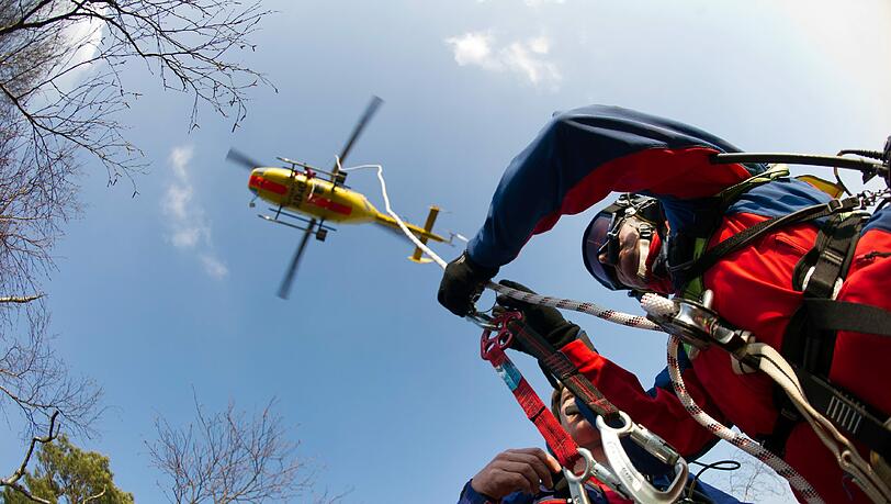Die Bergwacht konnte den Mann mittels Helikopter retten. (Symbolbild) Die Bergwacht konnte den Mann mittels Helikopter retten. (Symbolbild)