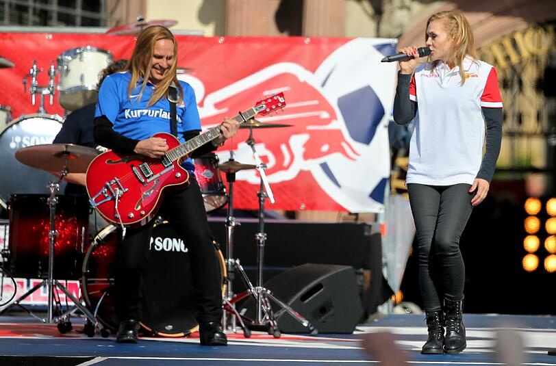 Silly-Sängerin Anna Loos (r) trägt ein Hemd des FC Union Berlin und Gittarist Uwe Hassbecker ein Hansa-Rostock-Trikot.