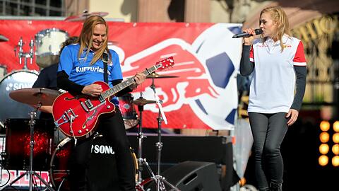 Silly-Sängerin Anna Loos (r) trägt ein Hemd des FC Union Berlin und Gittarist Uwe Hassbecker ein Hansa-Rostock-Trikot.