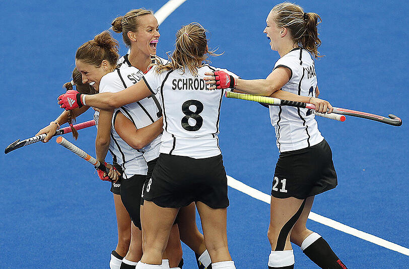 Jubelarien bie den deutschen Hockey-Frauen.
