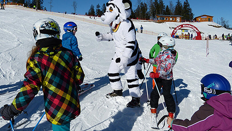 Für jedes Können und für jede Altersgruppe stellen die Skischulen Lehrkonzepte bereit, die weder über- noch unterfordern und einen oder mehrere Tage andauern. Für jedes Können und für jede Altersgruppe stellen die Skischulen Lehrkonzepte bereit, die weder über- noch unterfordern und einen oder mehrere Tage andauern.