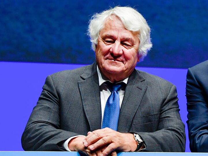 Hasso Plattner, Aufsichtsratsvorsitzender des Softwarekonzerns SAP, steht bei der Hauptversammlung des Softwarekonzerns SAP auf der Bühne.