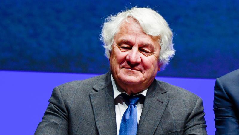 Hasso Plattner, Aufsichtsratsvorsitzender des Softwarekonzerns SAP, steht bei der Hauptversammlung des Softwarekonzerns SAP auf der Bühne. Hasso Plattner, Aufsichtsratsvorsitzender des Softwarekonzerns SAP, steht bei der Hauptversammlung des Softwarekonzerns SAP auf der Bühne.