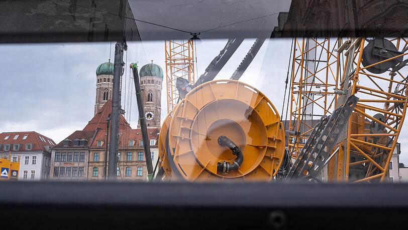 Ein kleines Fenster im Bauzaun gibt die Sicht frei auf die Baustelle der zweiten Stammstrecke. Ein kleines Fenster im Bauzaun gibt die Sicht frei auf die Baustelle der zweiten Stammstrecke.