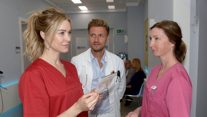 "GZSZ": Jessica (l.) freut sich über die Anerkennung ihrer Arbeit.