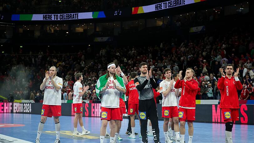 Dänemarks Mikkel Hansen (3.v.l), Torhüter Niklas Landin (M) und weitere Spieler verabschieden sich nach dem Spiel von den Zuschauern.