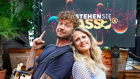 "Verstehen Sie Spaß?": Samu Haber und Barbara Schöneberger präsentieren gemeinsam die Sommerausgabe.