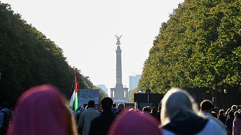 Zehntausende zogen durch Berlin-Mitte zur Siegessäule.