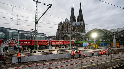 120 Arbeiter haben am Hauptbahnhof neben dem Kölner Dom Gleise und Oberleitungen erneuert. (Archivbild)