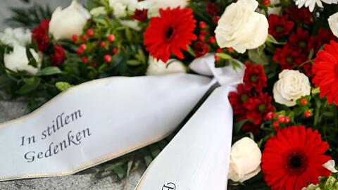 Ein Gedenkgesteck der Deutschen Bahn. (Archivbild)