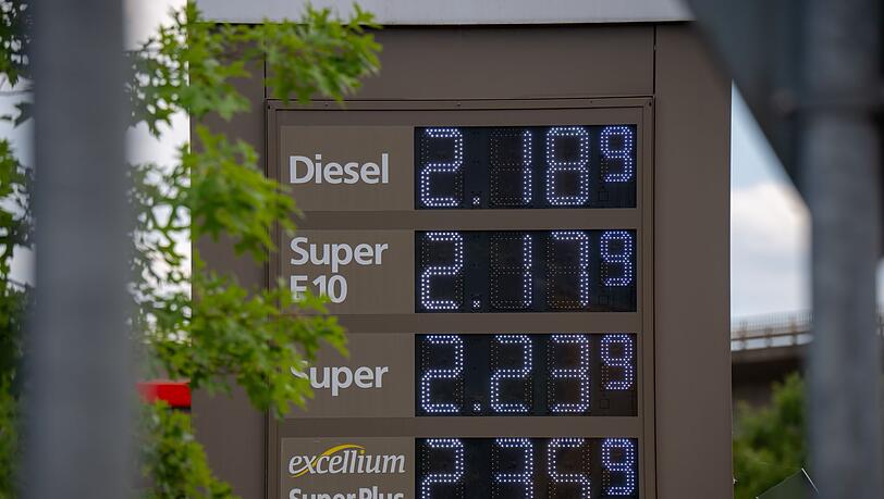 Je nach Tankstelle variieren die Spritpreise. (Archivbild)