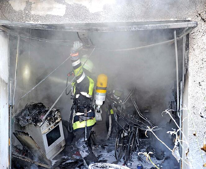 Görzer Straße:
Einen Sachschaden im sechsstelligen Bereich verursacht ein Garagenbrand in Ramersdorf. Die Flammen greifen bereits auf die Holzfassade einer Doppelhaushälfte über. Die Feuerwehr löscht den Brand. Eine 49-jährige Bewohnerin zieht sich Verbrennungen an den Beinen und Armen zu. Sie kommt in ein Krankenhaus. Rund 60 Einsatzkräfte von Berufsfeuerwehr und Freiwilliger Feuerwehr sind eingesetzt.