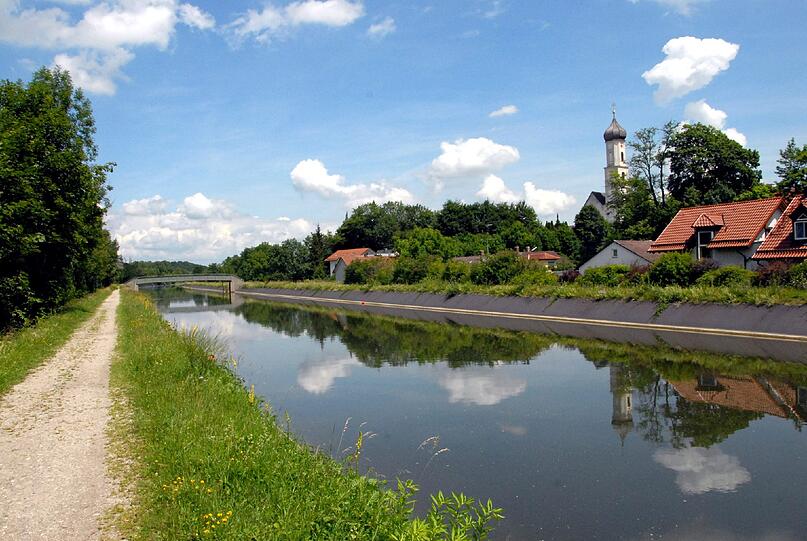 Juni 2011: Unterhalb des Isarkanals in Unterföhring lag die Bombe jahrzehntelang versteckt &ndash; bis sie neben einem Radweg urplötzlich explodierte.