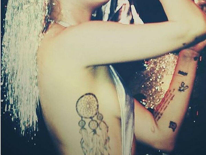 Besonders stolz ist Miley Cyrus (22) auf ihr Traumfänger-Tattoo, das ihren Oberkörper ziert und vor schlechten Träumen schützen soll. Die vier Federn stehen für ihre Geschwister Brandi, Trace, Braison und Noah.