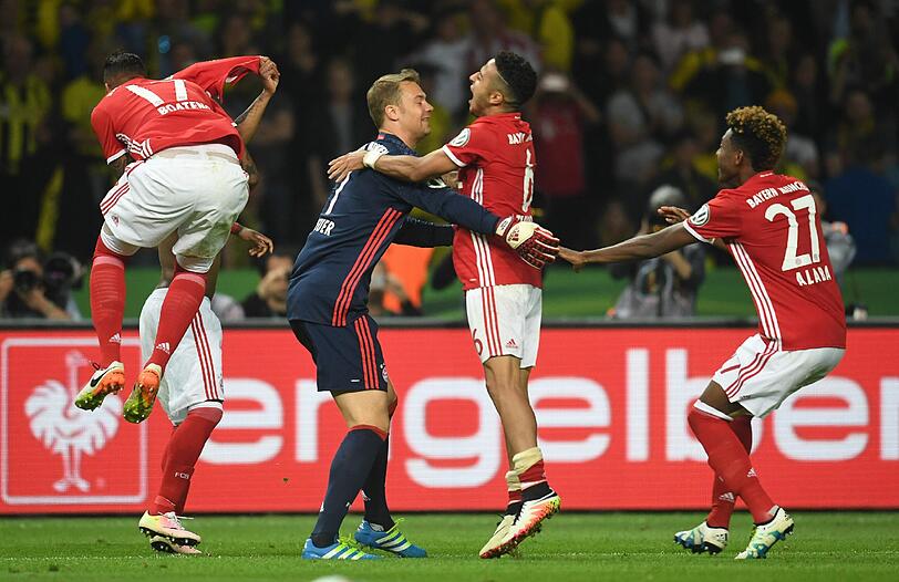 Komm' in meine Arme: Manuel Neuer umarmt sie alle...