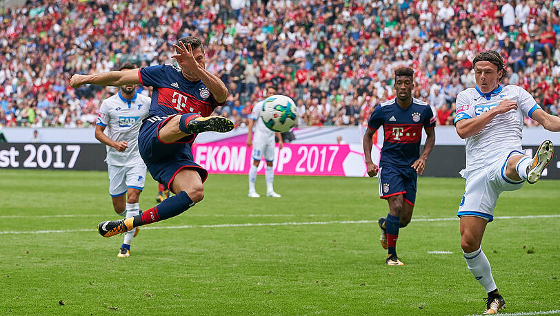 Zunächst musste sich der Titelverteidiger im Halbfinale gegen die TSG Hoffenheim durchsetzen. Nach acht Minuten erzielt Robert Lewandowski das 1:0. Zunächst musste sich der Titelverteidiger im Halbfinale gegen die TSG Hoffenheim durchsetzen. Nach acht Minuten erzielt Robert Lewandowski das 1:0.