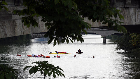 Da schwimmen sie im Fluss: Journalisten und die Stadträte von Grünen, SPD und der CSU.