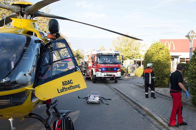 Maßarbeit leistete der Pilot des Rettungshubschraubers bei Landung vor dem Schnellrestaurant.
