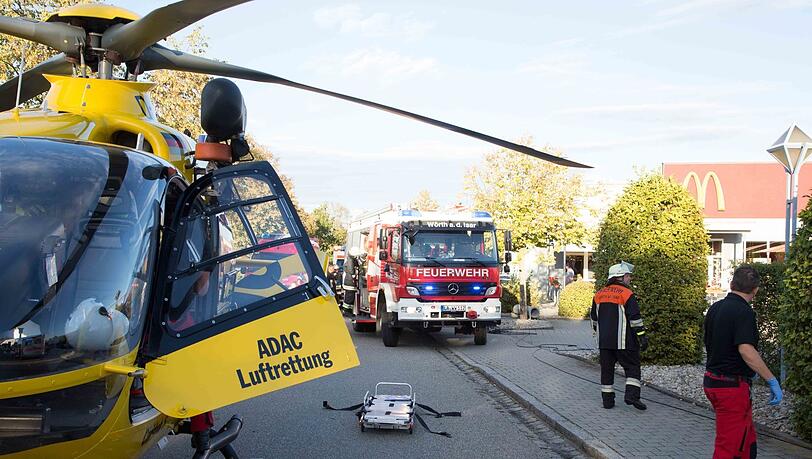 Maßarbeit leistete der Pilot des Rettungshubschraubers bei Landung vor dem Schnellrestaurant.