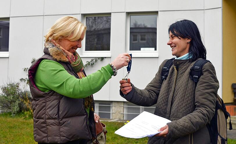 Endlich eine Wohnung: Die Schlüsselübergabe.